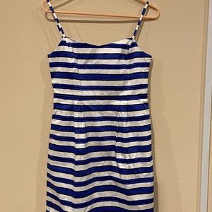 Like New Gap dress blue white stripes size 6 with pockets